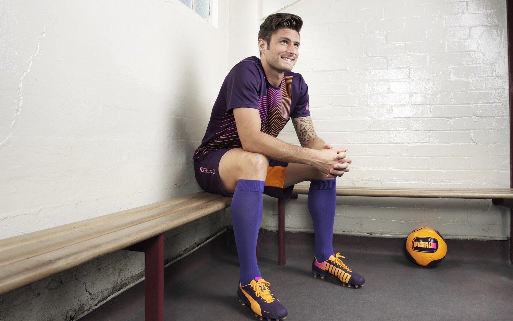 开云-斯坦丘点球梦碎瞬间，帕夫洛维奇诡异刨坑干扰引爆赛场争议